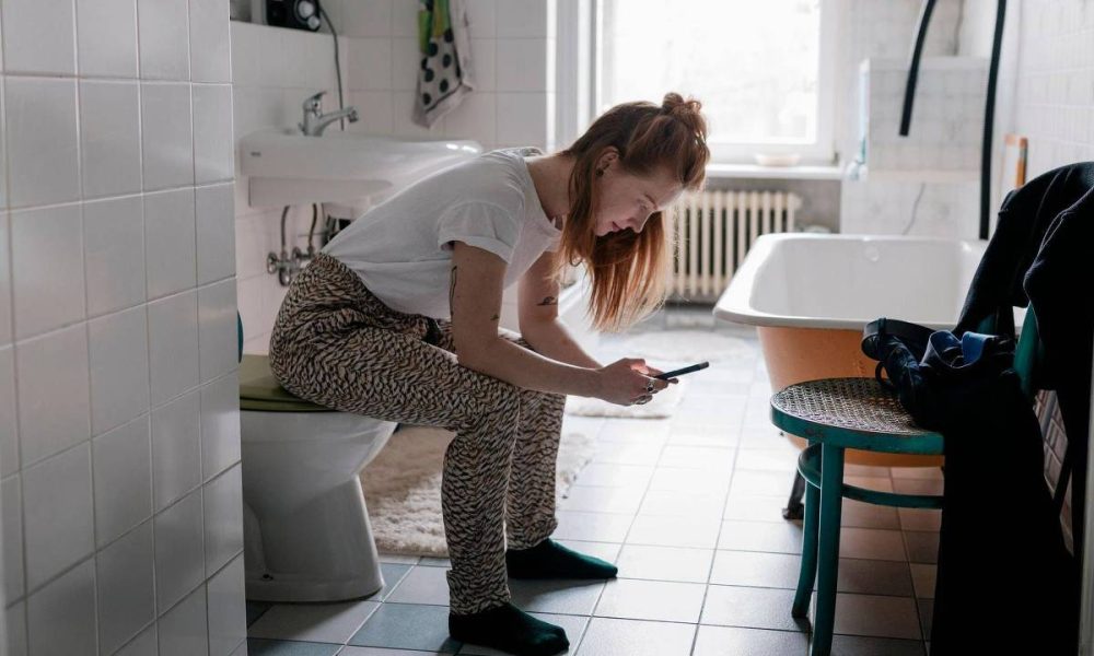 Por que levar celular ao banheiro não é bom para a saúde – 22/09/2025 – Equilíbrio e Saúde