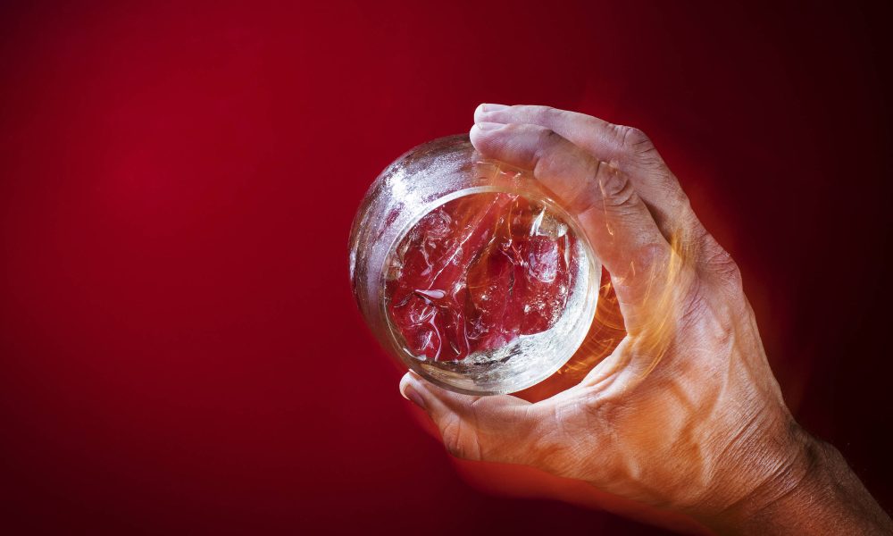 Jovens intoxicados com metanol compraram gim importado – 28/09/2025 – Equilíbrio e Saúde