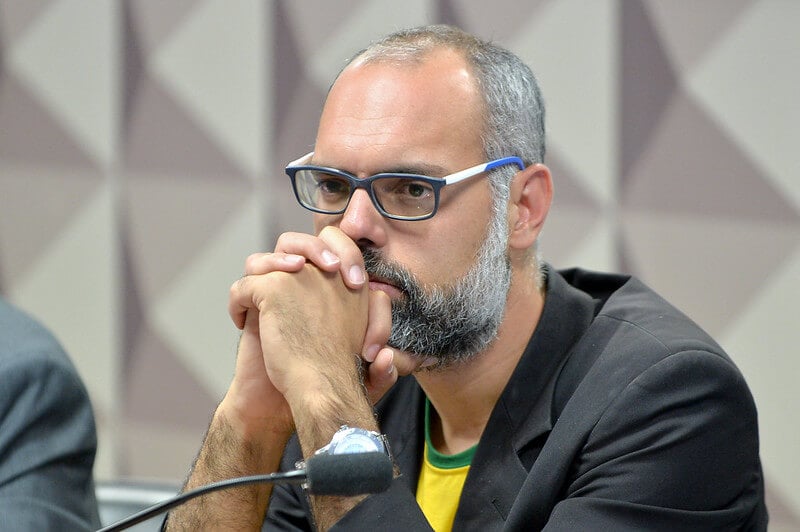 Moraes faz apensamento de investigações
