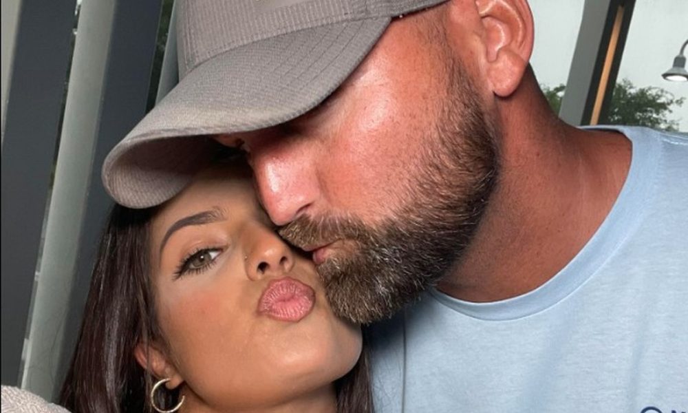 Americana forma família com o policial que a encontrou quando ela desapareceu de casa aos 13 anos