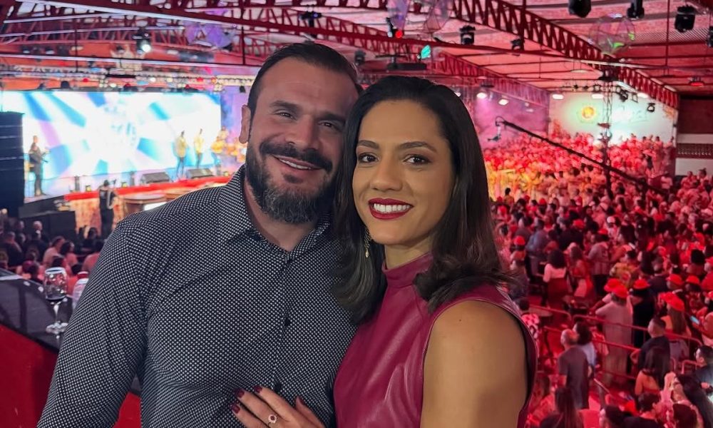 Após início de namoro discreto, Chefão da Viradouro e porta-bandeira do Salgueiro posam juntos: ‘Noite hoje é dele’