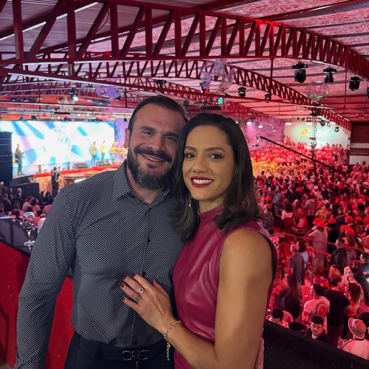 Após início de namoro discreto, Chefão da Viradouro e porta-bandeira do Salgueiro posam juntos: ‘Noite hoje é dele’