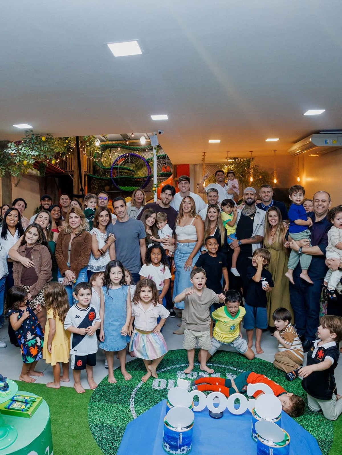 Barboza, do Botafogo, reúne Vegetti, do Vasco, e Rossi, do Flamengo, em aniversário de quatro anos do filho