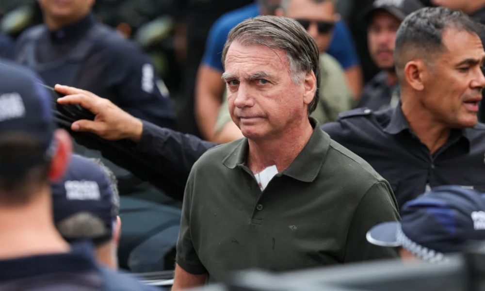 Flávio diz que seu pai vai passar a noite no internado