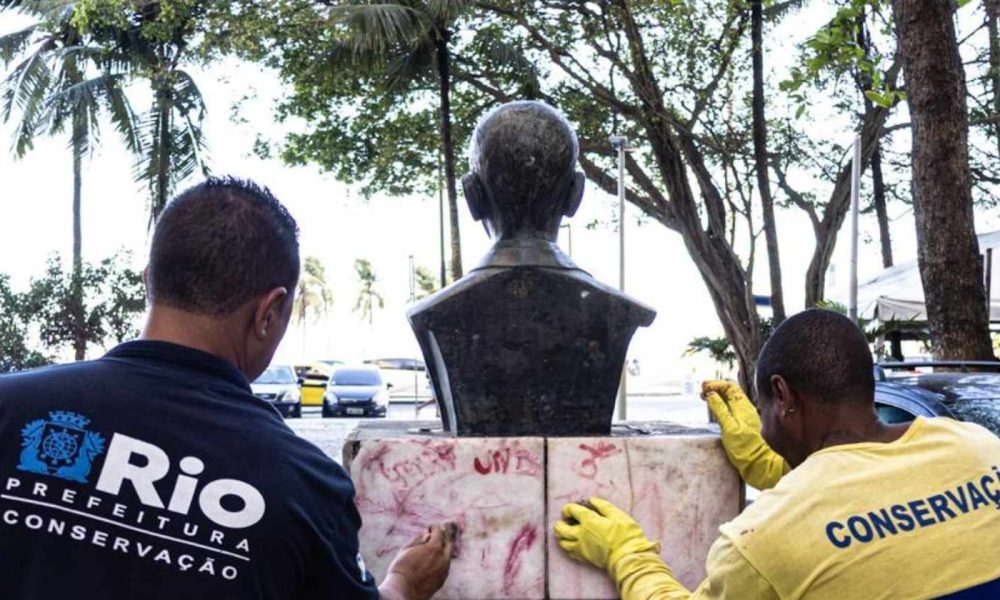 Busto de Ary Barroso é restaurado após vandalismo no Leme