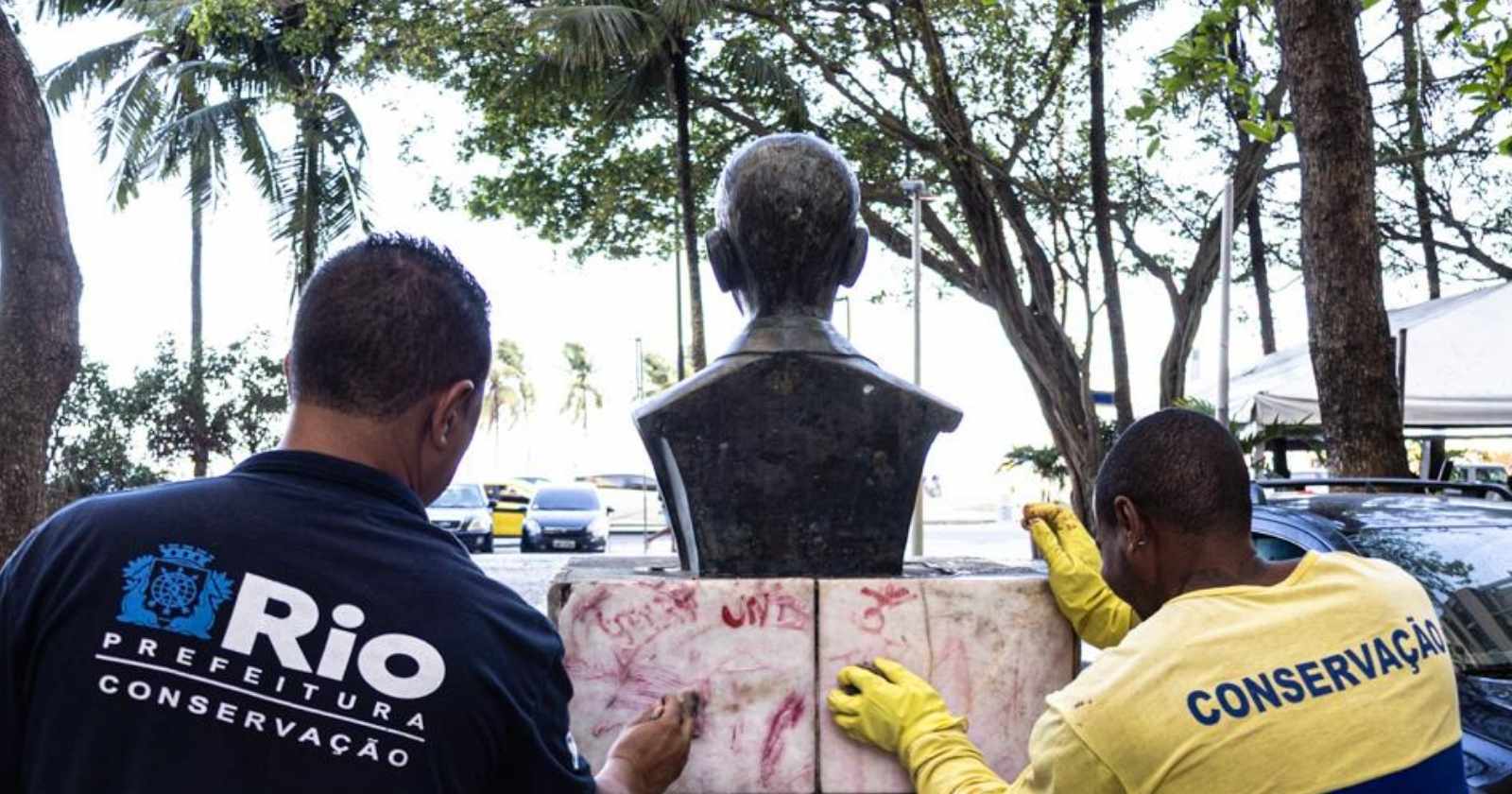 Busto de Ary Barroso é restaurado após vandalismo no Leme