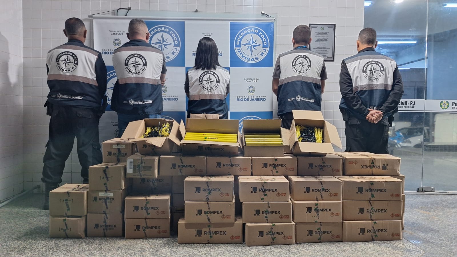 Caminhão com mais de 2 mil explosivos irregulares é interceptado em Campos dos Goytacazes