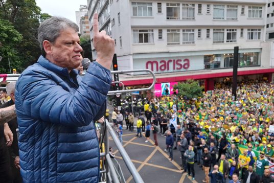Tarcísio quer visitar Bolsonaro e articula anistia no Congresso