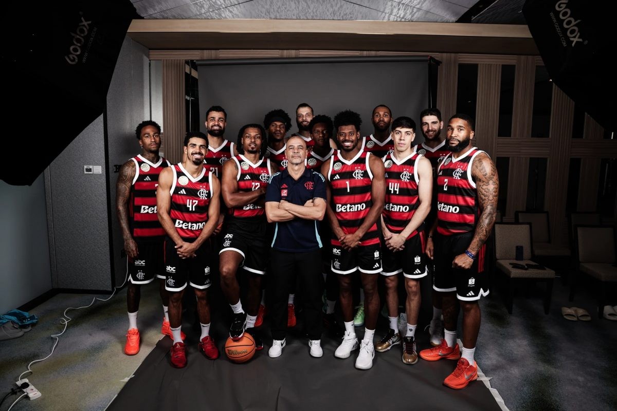 Carregado por dupla da seleção, Flamengo inicia busca pelo tri mundial de basquete contra equipe da NBA G League