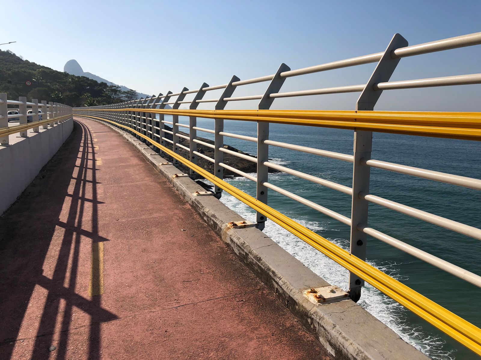 Ciclovia Tim Maia é fechada após registro de fortes ondas no Rio
