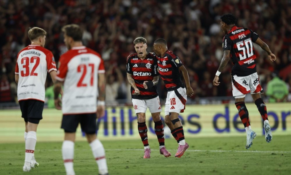 Com início avassalador, Flamengo vence Estudiantes, mas sofre gol no fim pelas quartas da Libertadores