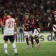 Com início avassalador, Flamengo vence Estudiantes, mas sofre gol no fim pelas quartas da Libertadores