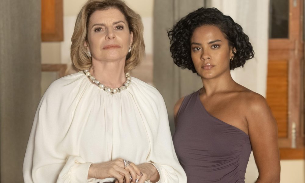 Com medo de Odete, em ‘Vale tudo’, Maria de Fátima se refugia com Raquel, mas cai em armadilha da ex-sogra