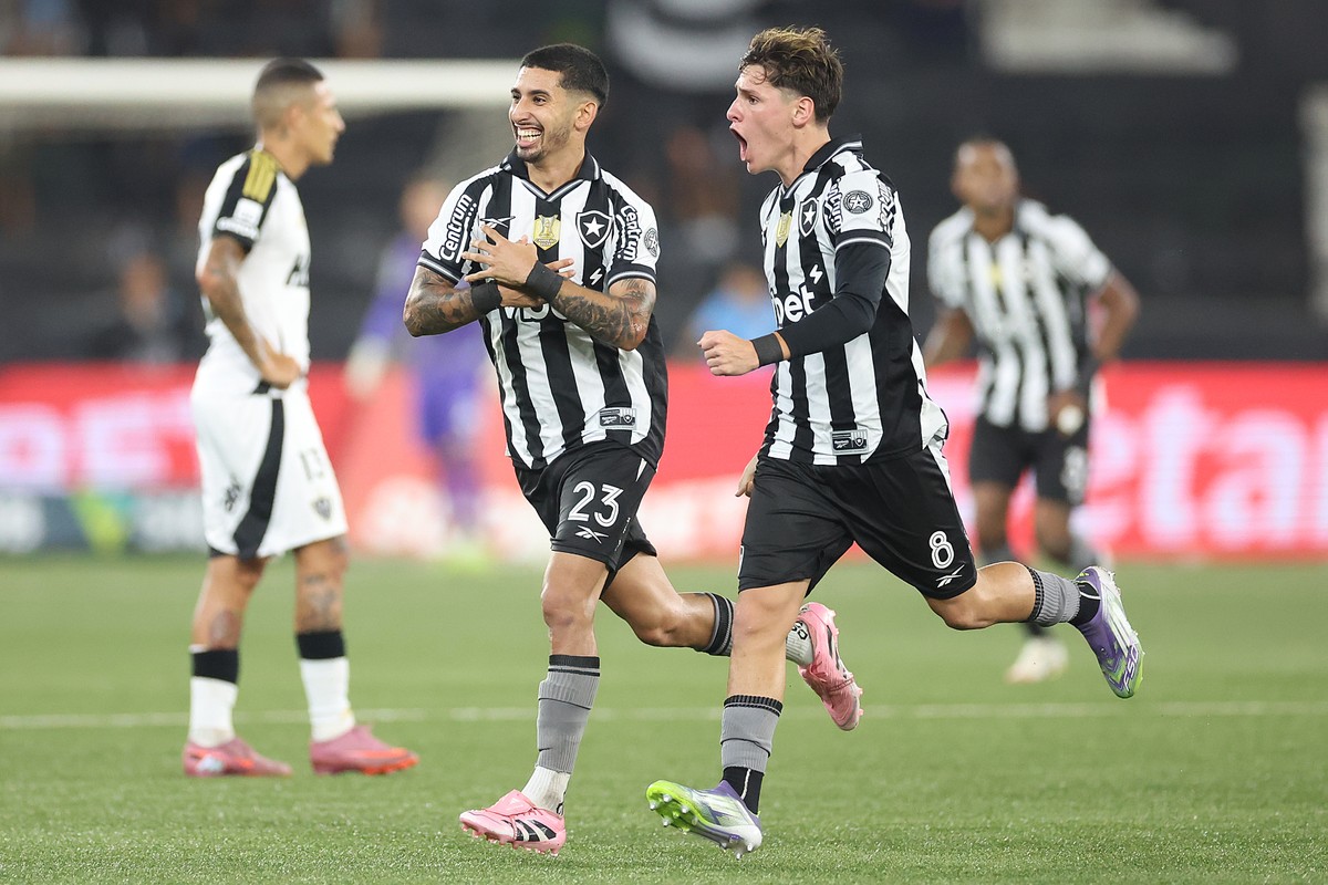 Com um a menos, Botafogo ‘revive’ final da Libertadores e supera Atlético-MG no Brasileiro