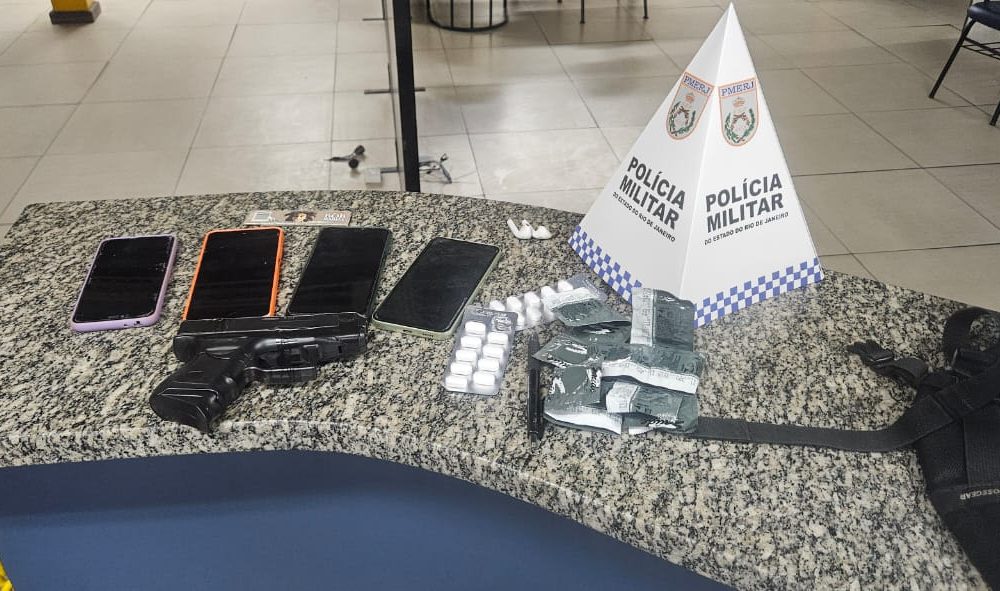Criminosos sequestram van de passageiros em Niterói e são presos com celulares roubados