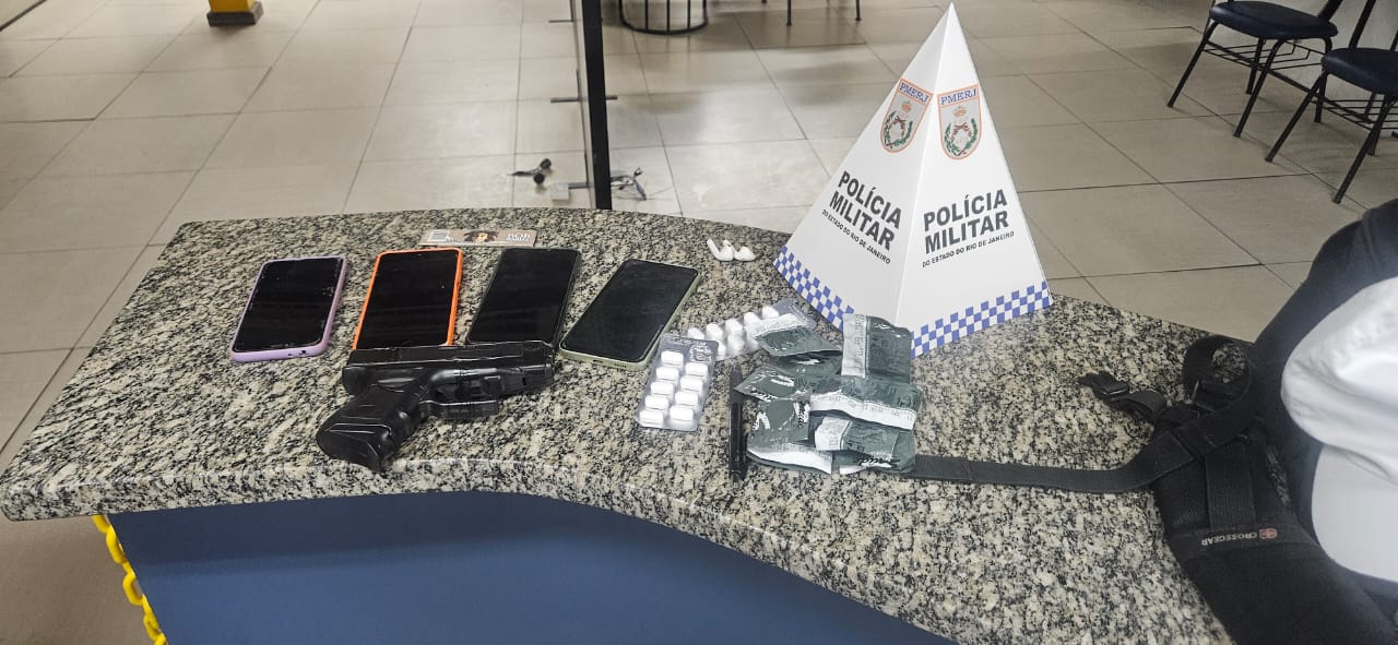 Criminosos sequestram van de passageiros em Niterói e são presos com celulares roubados