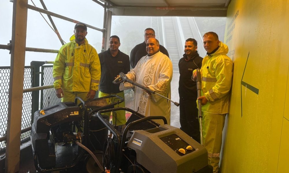 Cristo Redentor recebe limpeza especial antes de seu aniversário