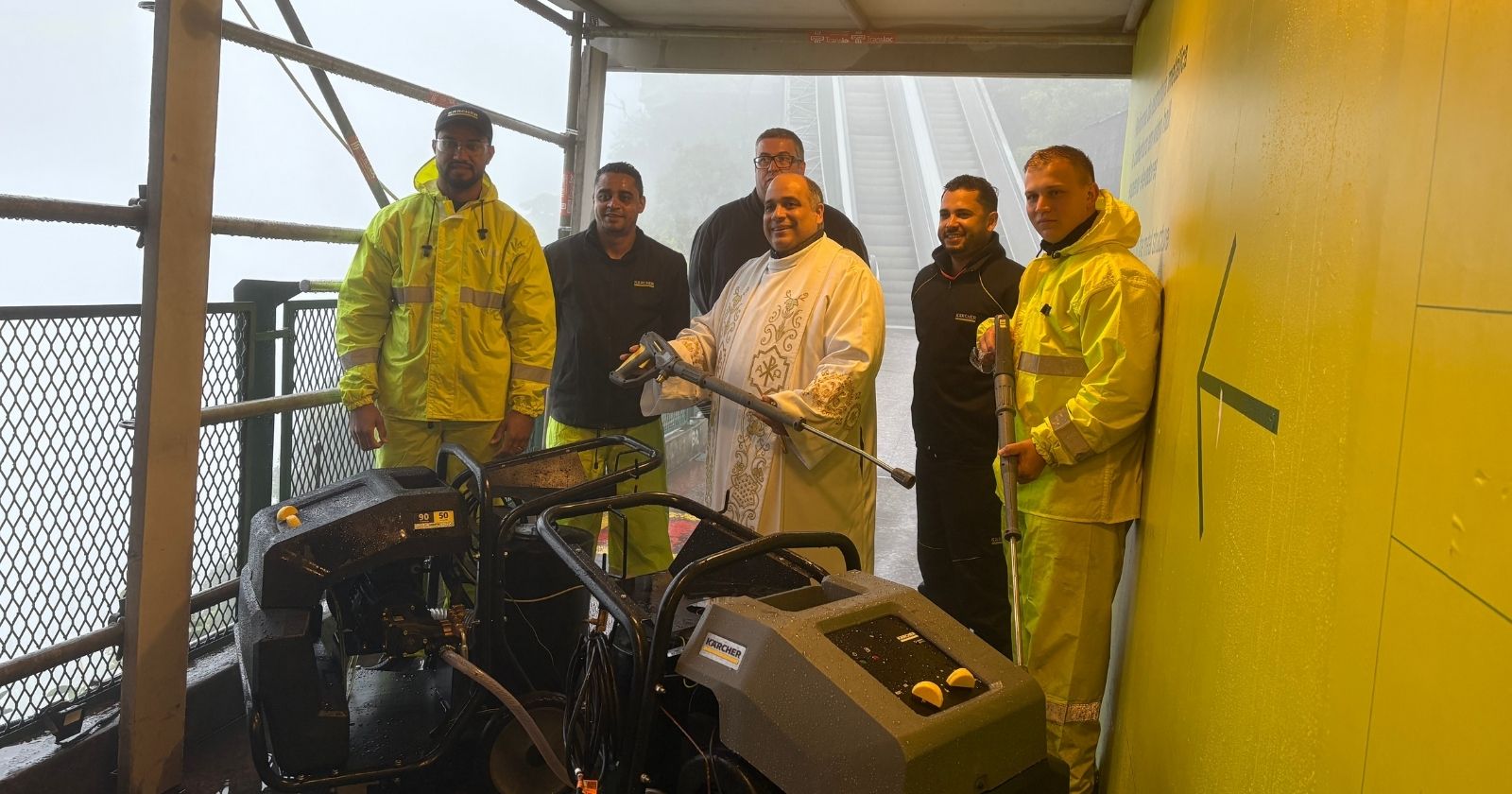 Cristo Redentor recebe limpeza especial antes de seu aniversário