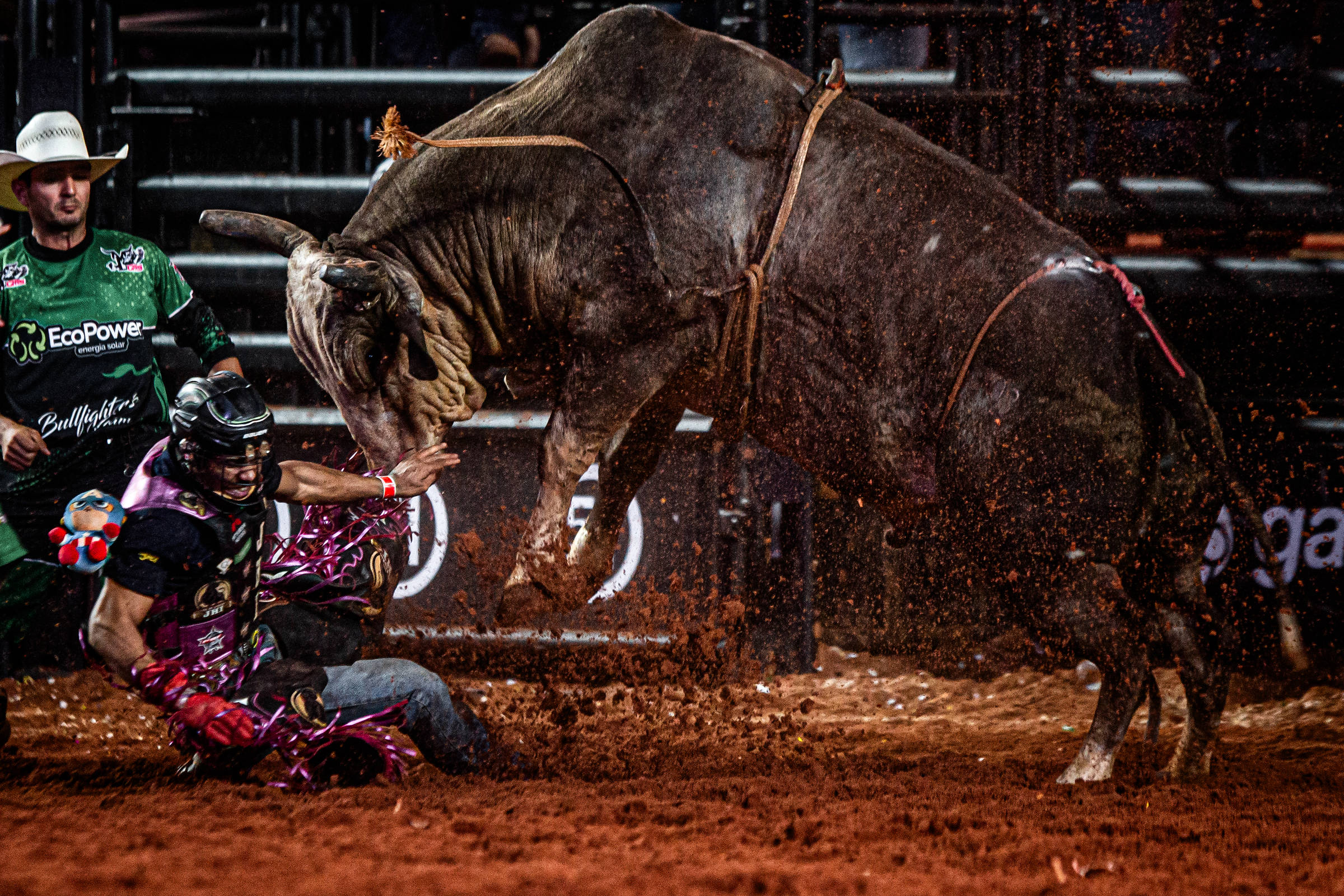 De olho no público sertanejo, Globo exibe documentário sobre rodeios no horário nobre