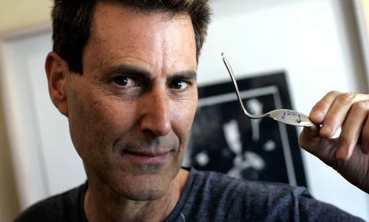 Drones vistos em aeroportos da Dinamarca não são de Putin, mas operados por aliens, diz o famoso ‘paranormal’ Uri Geller