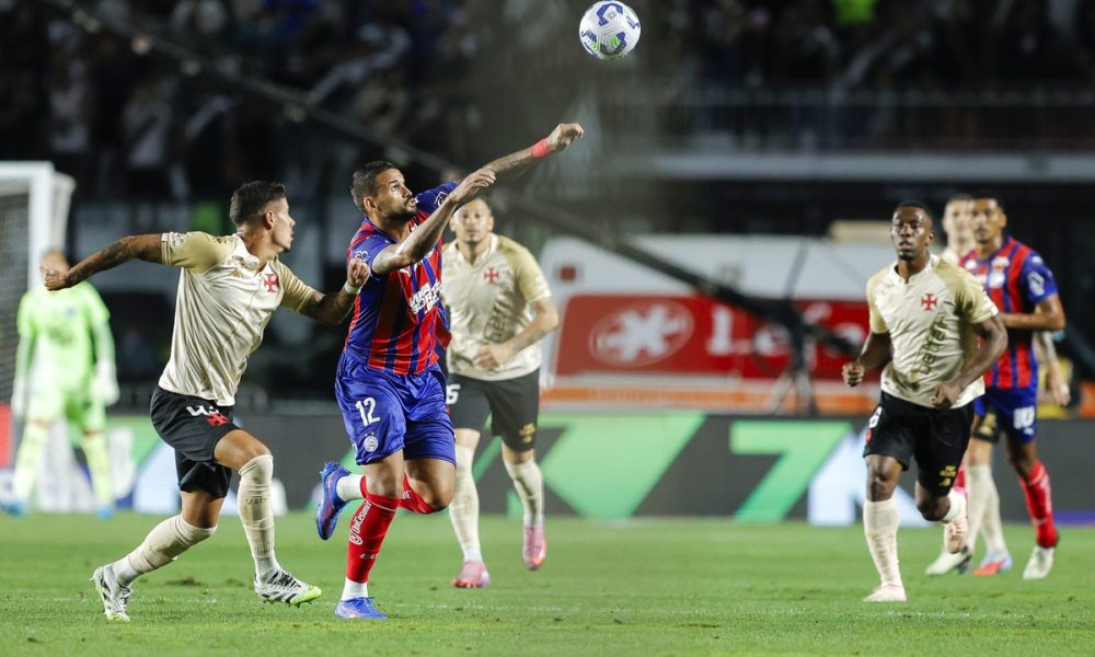 Em áudio do VAR divulgado pela CBF, árbitro vê ‘intensidade média’ em falta de Sanabria em Puma durante Vasco x Bahia