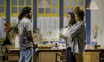 Em ‘Vale tudo’, Cecília e Laís se surpreendem com desejo de Sarita de conhecer o pai biológico