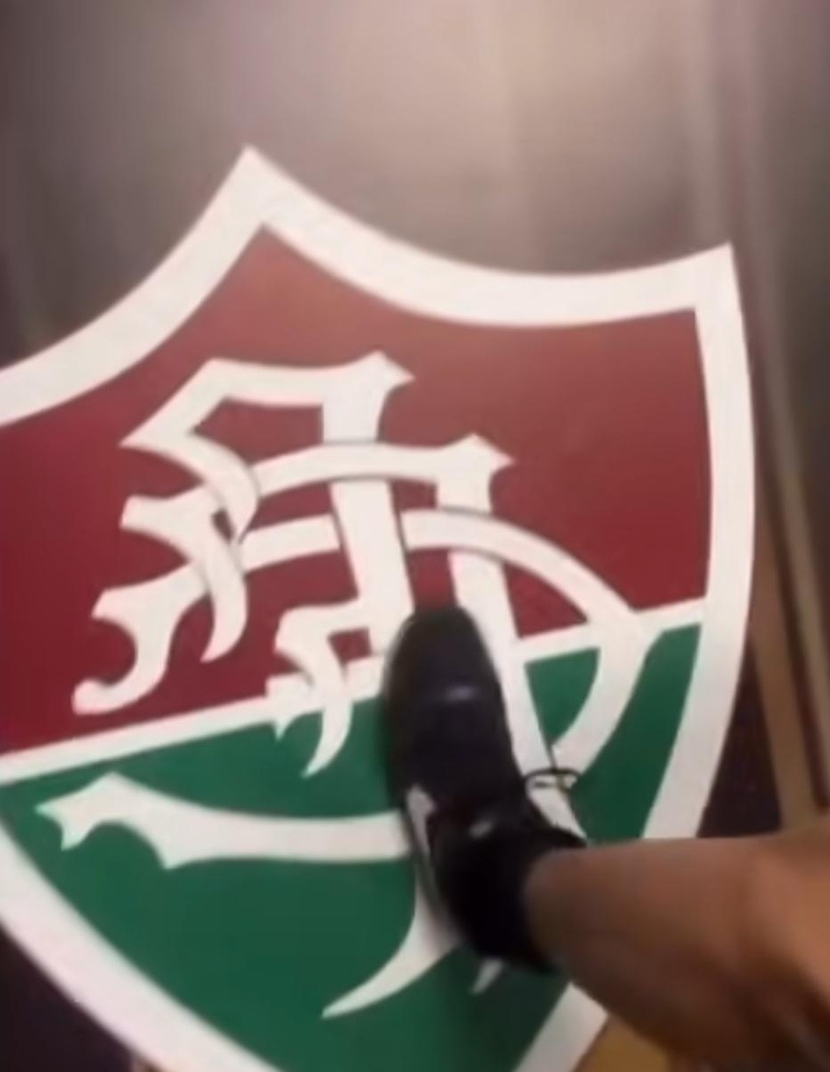 Ex-funcionário de recreação infantil pisa no escudo do Fluminense e cospe em fotos de jogadores no vestiário do Maracanã