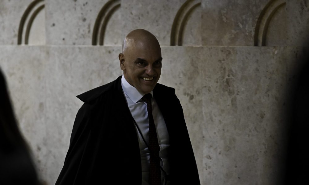 Moraes retira GSI da escolta de Bolsonaro após ida ao hospital