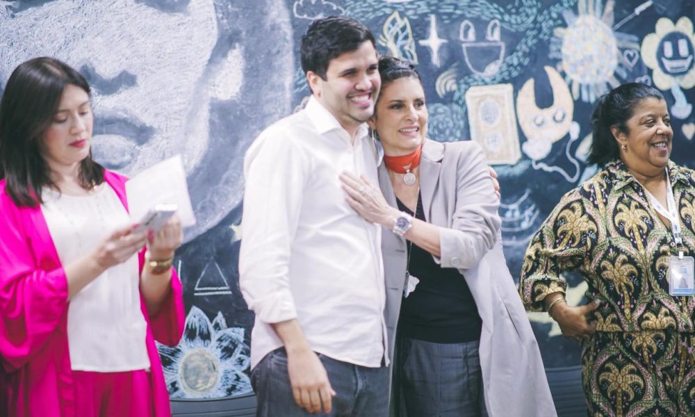 Fernanda Abreu é a homenageada da 3ª edição do Poesia Viva, na Escola Municipal Nações Unidas