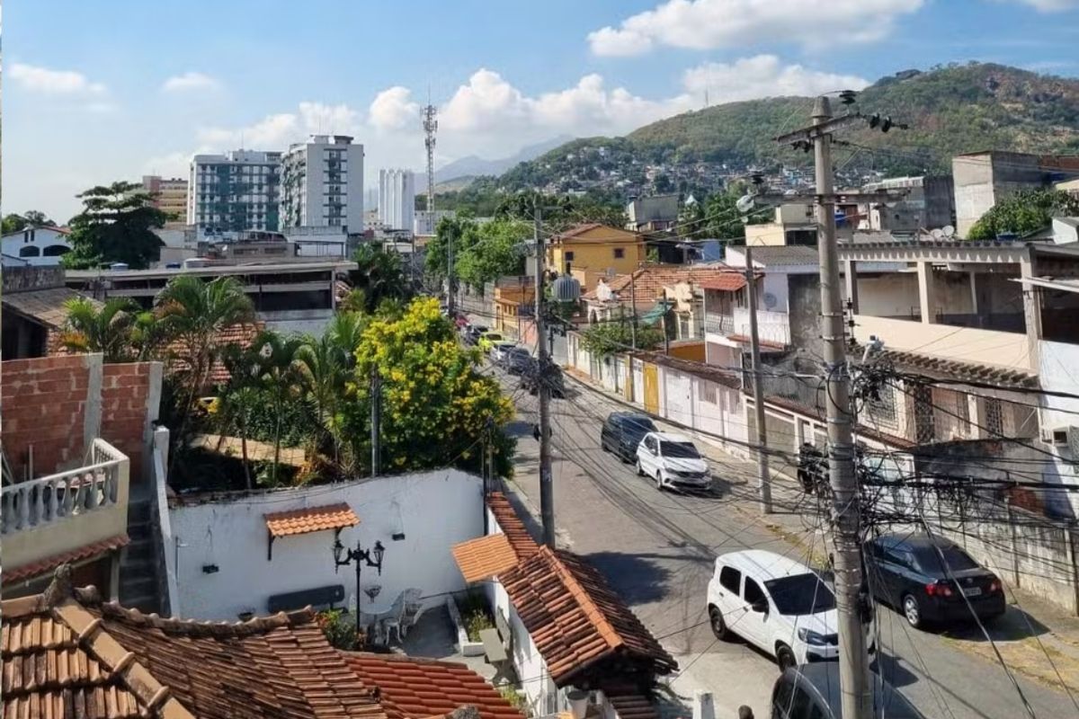 Fiscal é baleado na cabeça dentro de supermercado durante tiroteio no Morro do Fubá