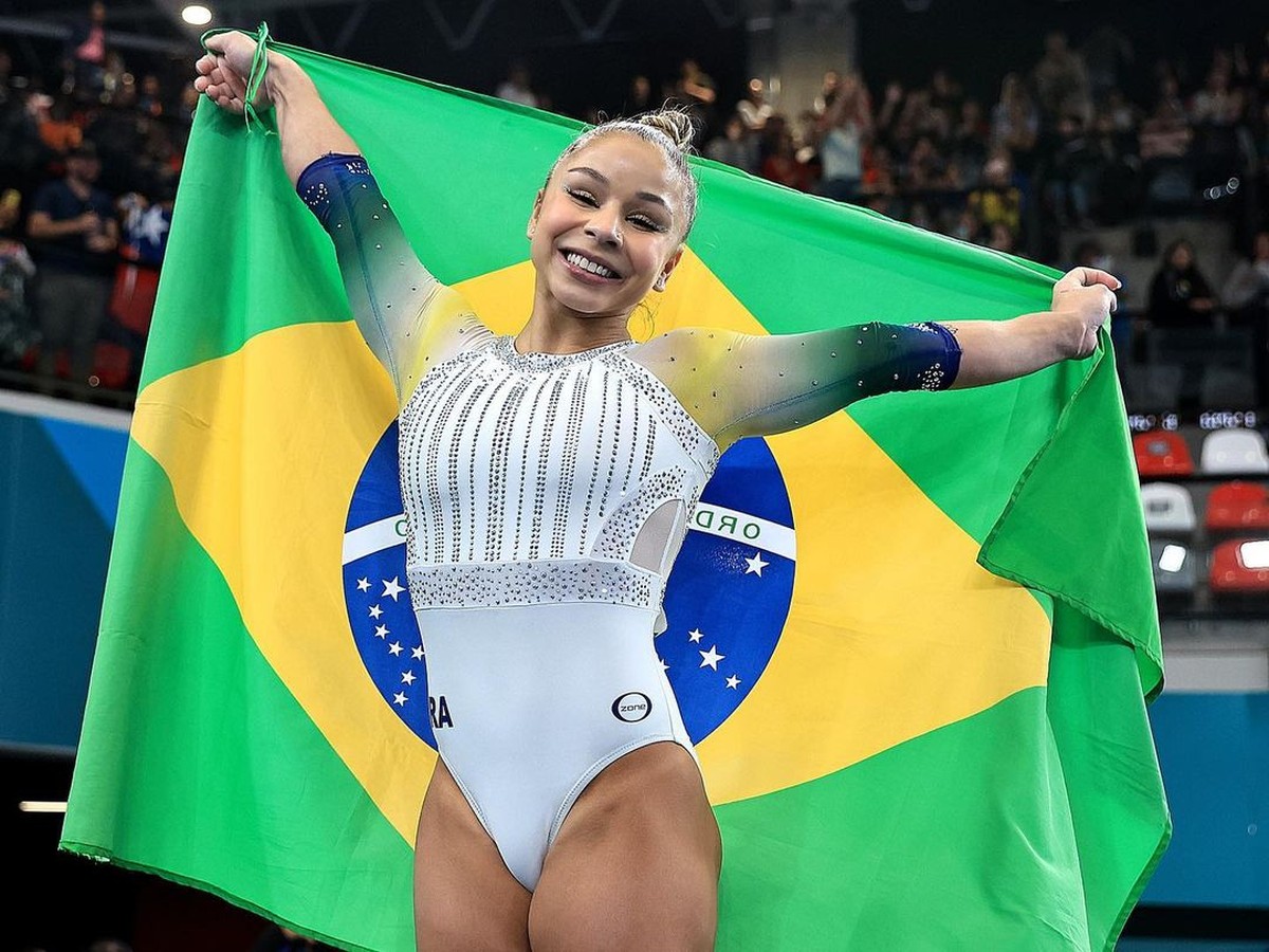 Flávia Saraiva conquista ouro na trave na Copa do Mundo da Hungria