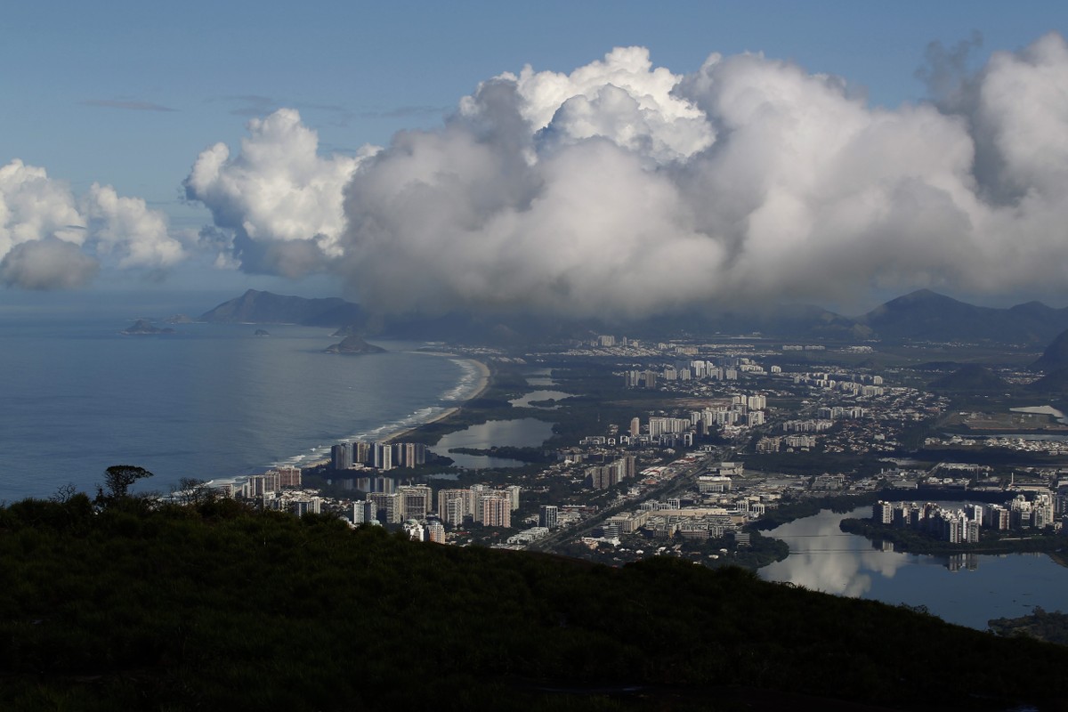 Homem sofre acidente de asa-delta na Pedra Bonita e é resgatado por helicóptero