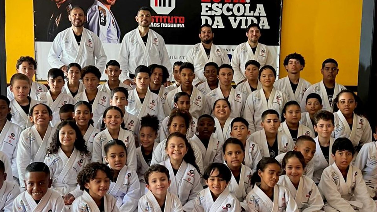 Irmãos Nogueira visitam núcleo da Freguesia e inspiram jovens do projeto Luta: Escola da Vida