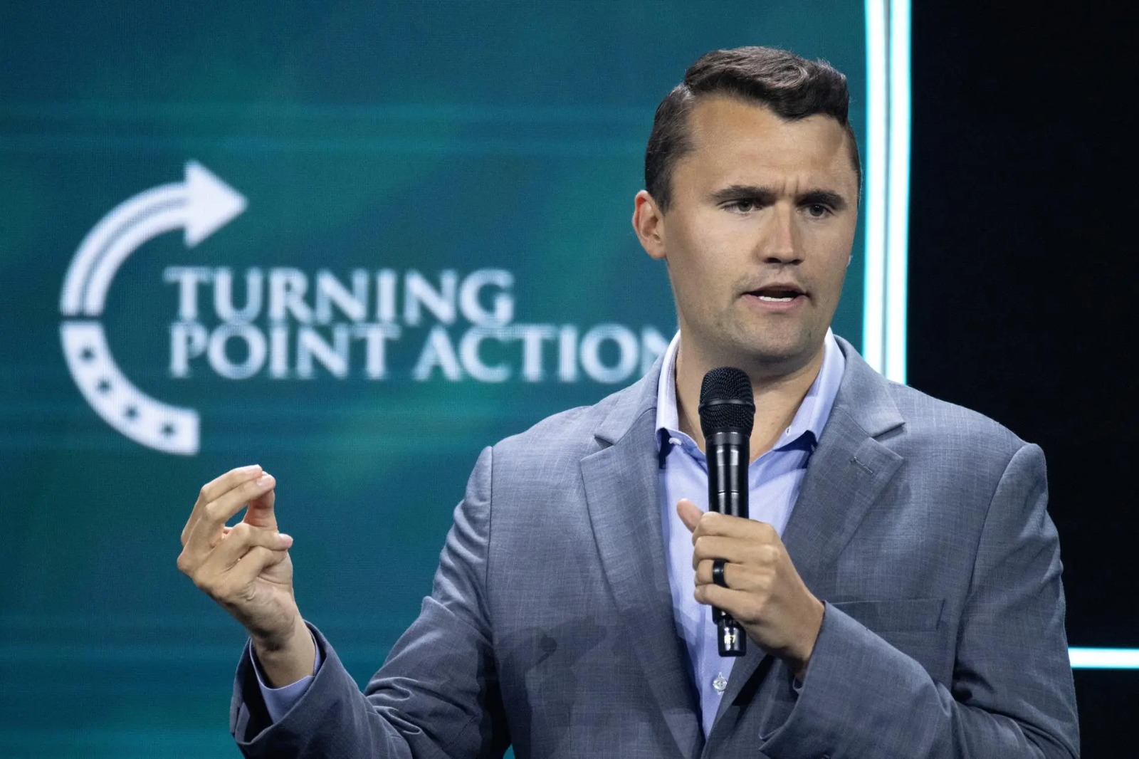 Charlie Kirk deixa mulher a favor do aborto sem argumentos