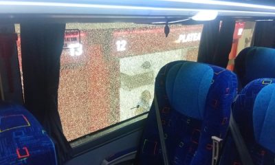 Ônibus da delegação do Flamengo é apedrejado antes de jogo contra o Estudiantes; veja vídeos e fotos