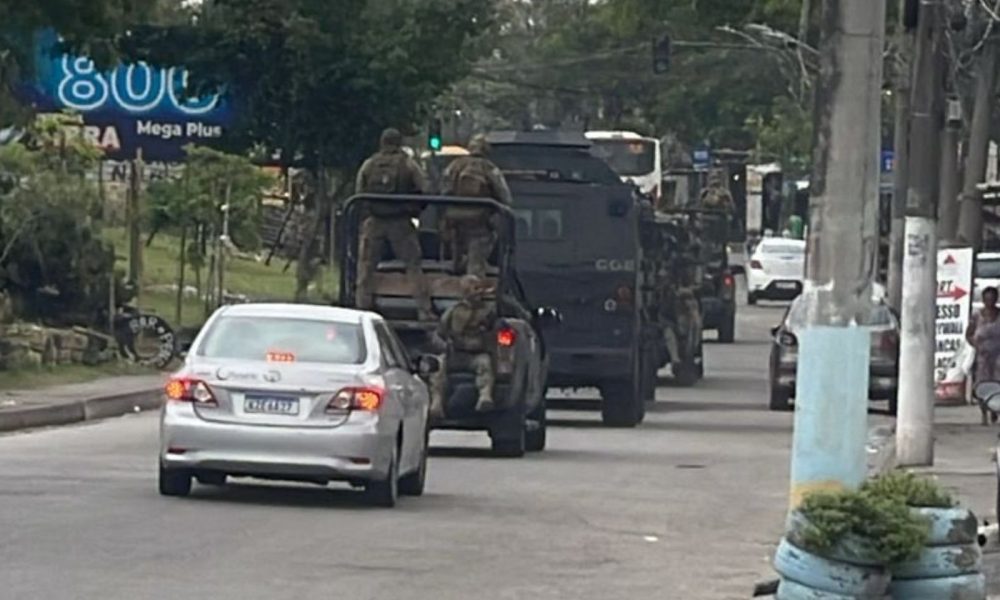 Operação na Vila Kennedy tem quatro presos e arsenal apreendido