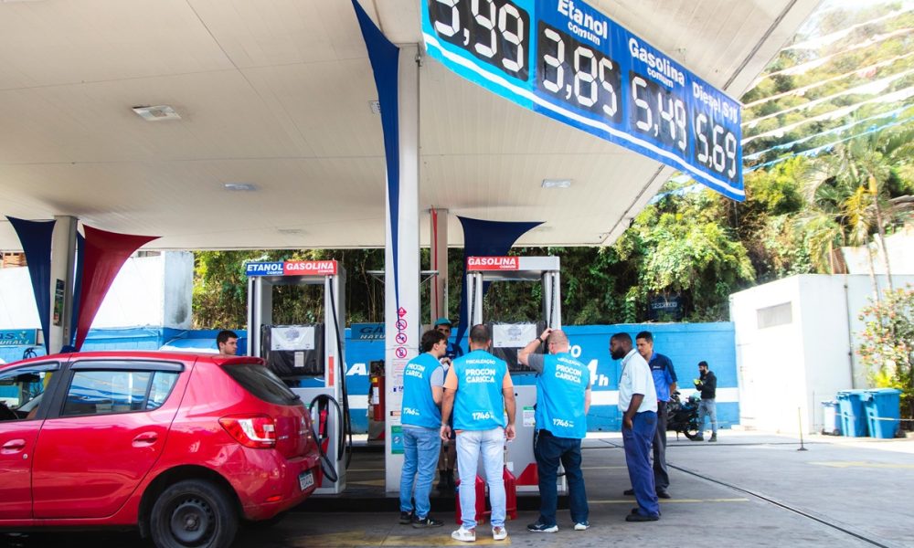 Posto de combustível na Praça Seca é interditado e multado devido à fraude no abastecimento – Diário do Rio de Janeiro