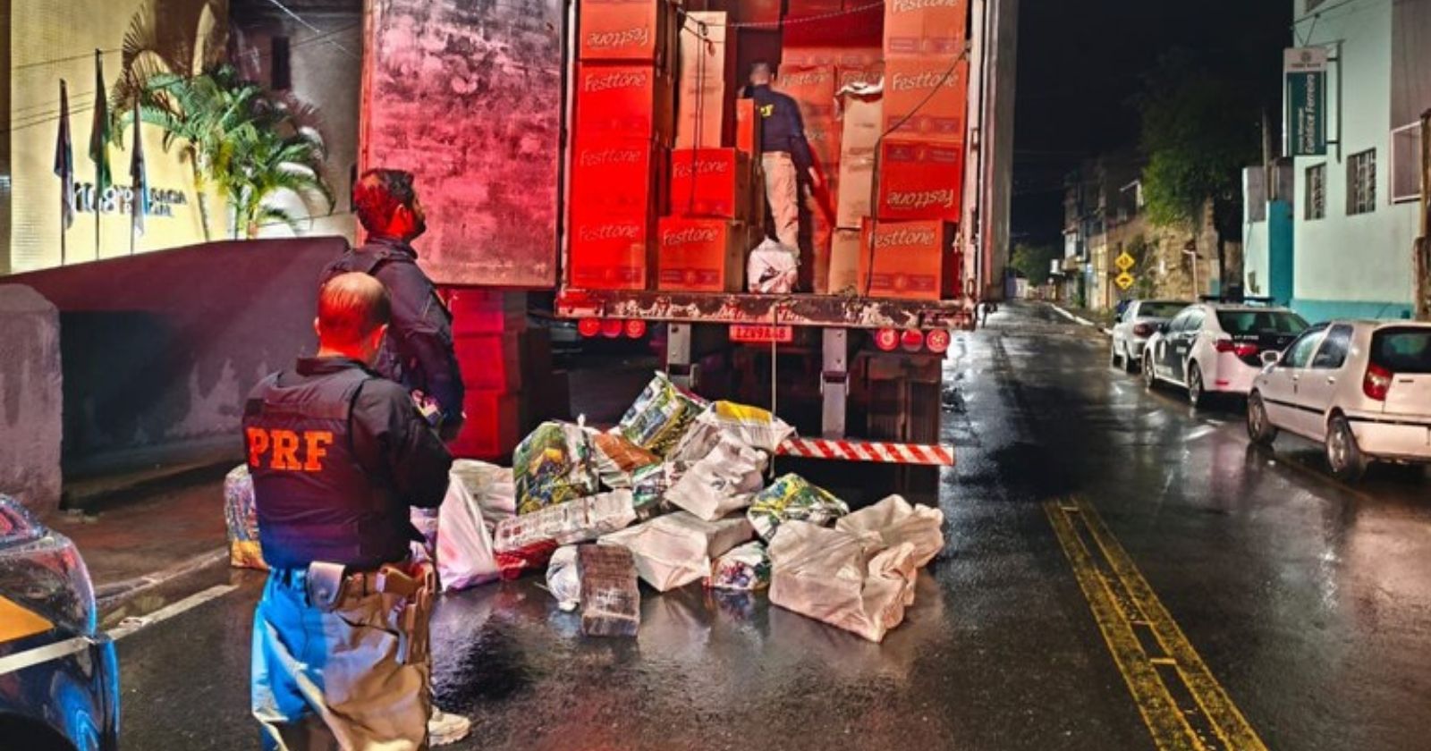 Recheio ilícito? PRF apreende quase 800 kg de maconha em carga de panetone
