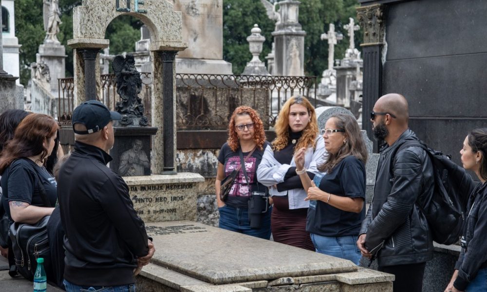 Roteiros turísticos em cemitérios do Rio percorrem sepulturas de criminosos e vítimas da violência