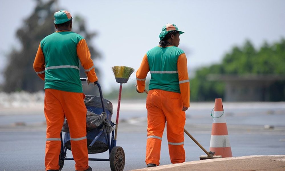 TST condena empresa a indenizar gari por falta de banheiro e local para refeições