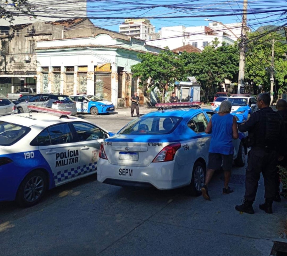 Tiroteio em frente ao Hospital do Andaraí deixa dois feridos e causa pânico horas após visita do ministro da Saúde