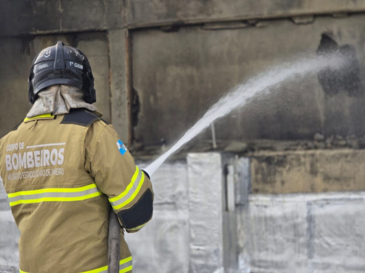 Trabalho de combate a incêndio em loja na Freguesia dura mais de 12 horas; bombeiros continuam no local