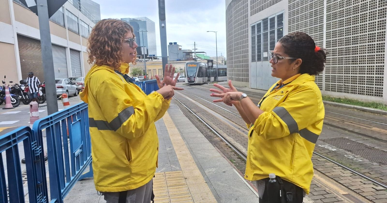 VLT Carioca treina equipe em Libras e amplia inclusão no atendimento