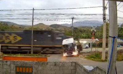 Vídeo: Trem de carga acerta caminhão em cheio e deixa dois feridos no RJ – Diário do Rio de Janeiro