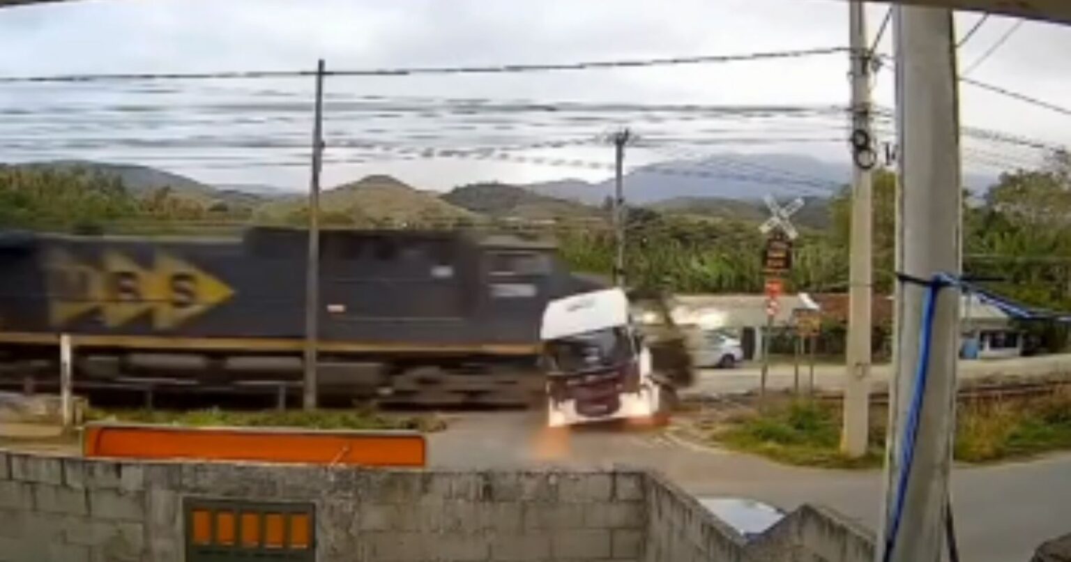 Vídeo: Trem de carga acerta caminhão em cheio e deixa dois feridos no RJ – Diário do Rio de Janeiro