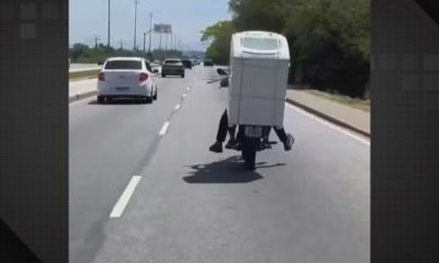 Vídeo: motociclista carrega máquina de lavar na garupa na Zona Oeste