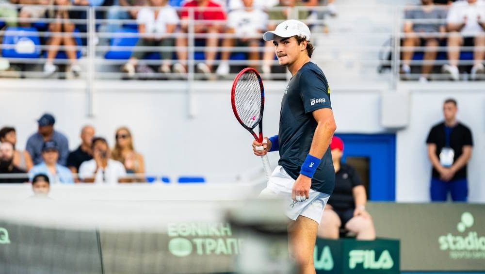 Com Djokovic de olho, João Fonseca vira contra Tsitsipas e garante vitória na Copa Davis