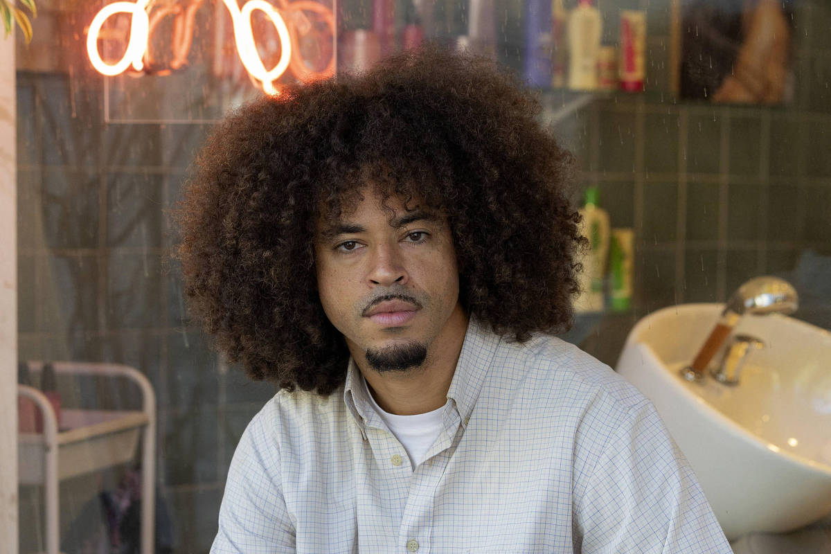 'Isso constrange', diz L7nnon sobre fãs que pedem dinheiro a artistas na porta da Globo