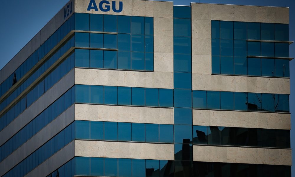 AGU notifica Meta para excluir conteúdos que vendem material para falsificação de bebidas