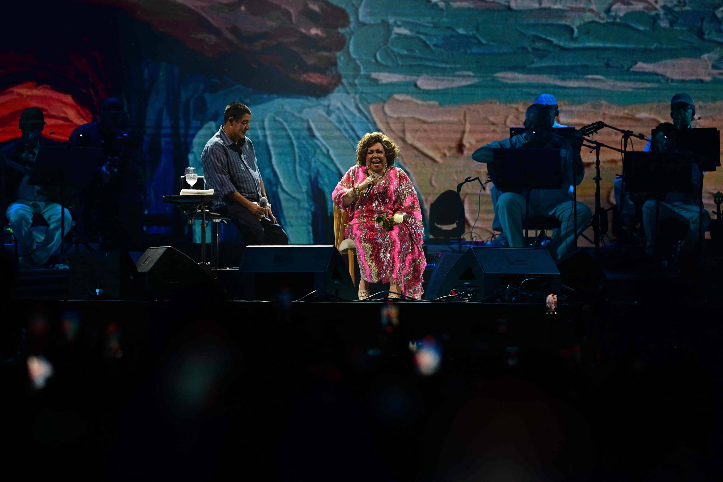 Alcione critica final de 'Vale Tudo' e dá opinião durante show: 'Achei xoxo'